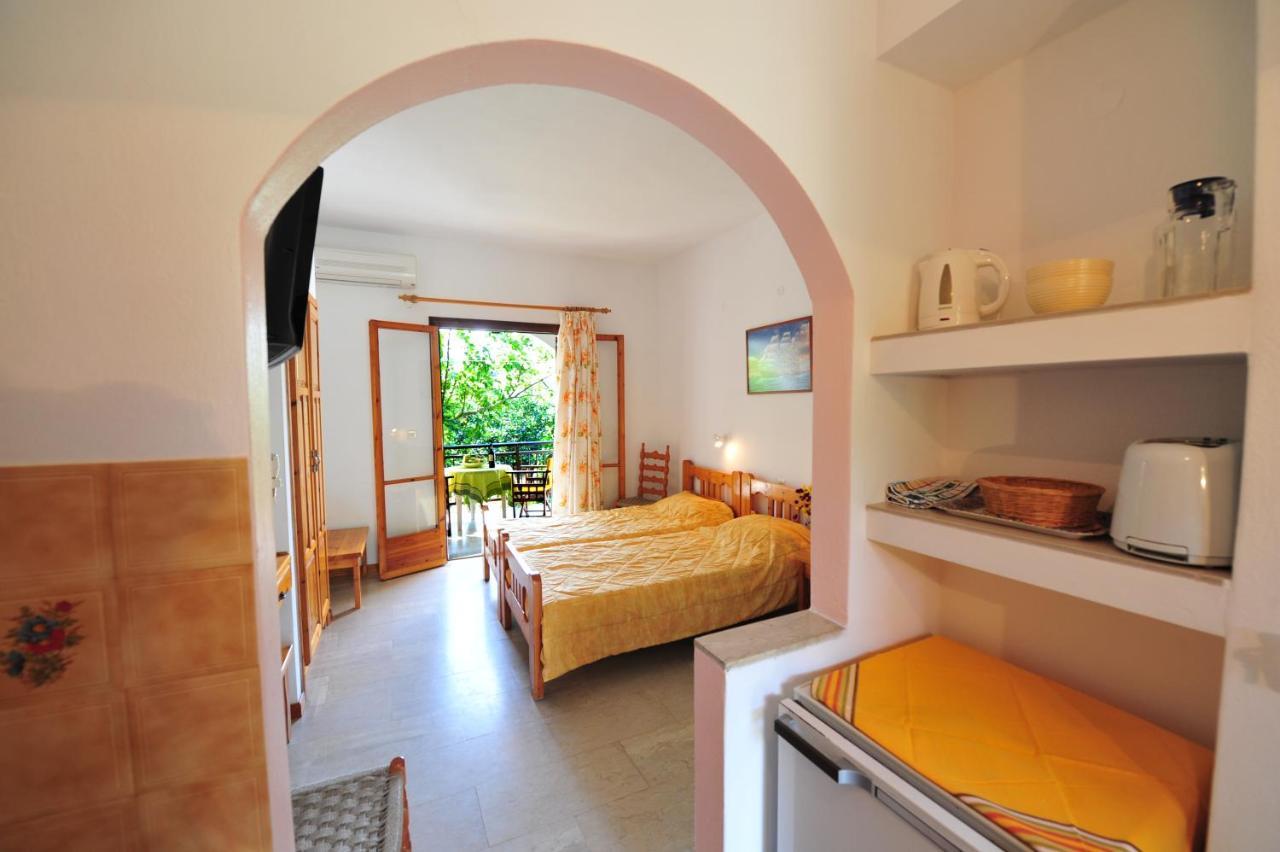 Dionisos Studios And Apts Skiathos Koukounaries Exteriér fotografie